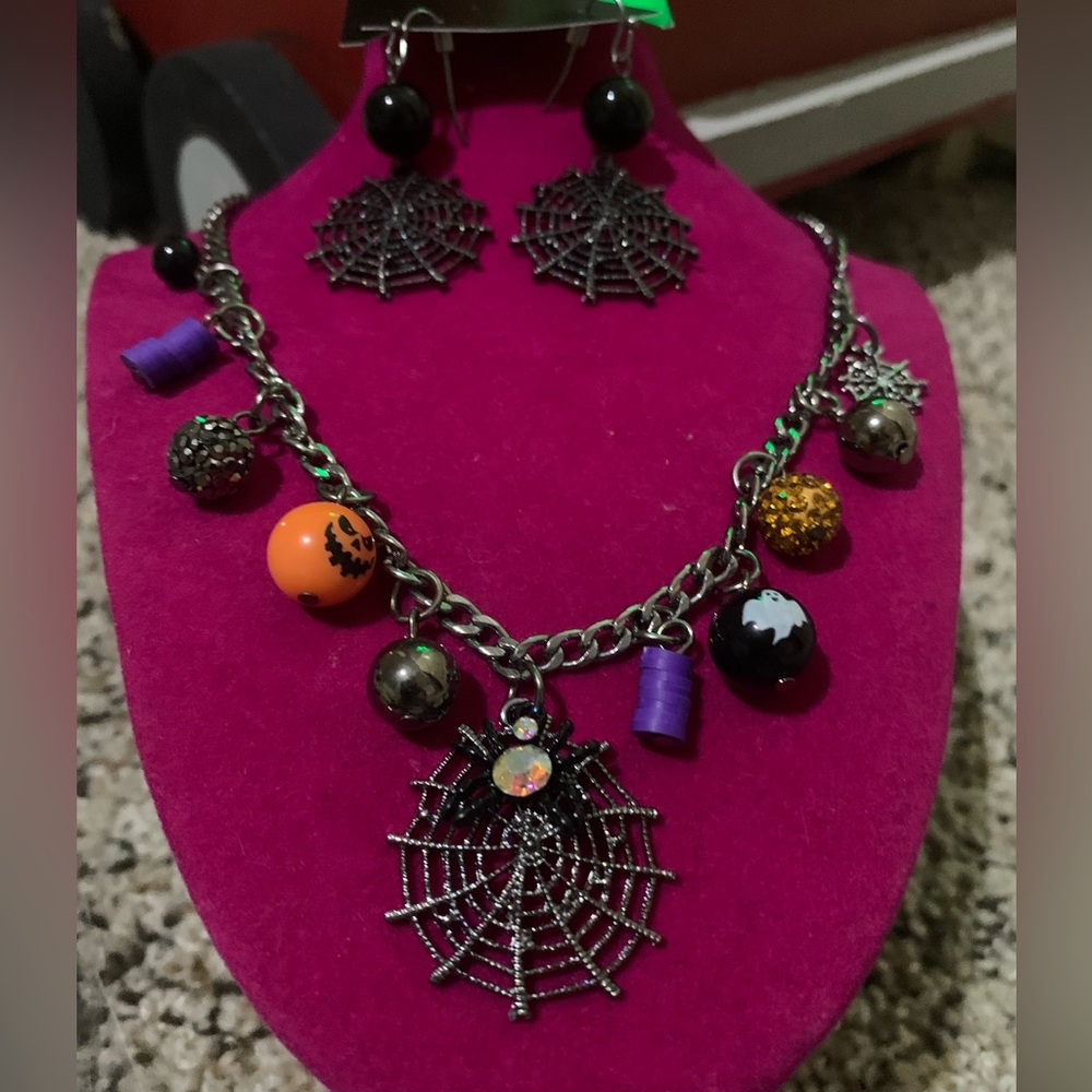 NWOT 2 piece jewelry set